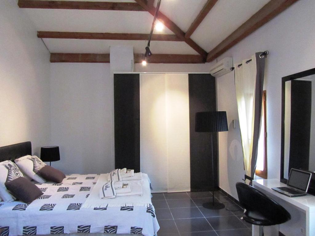 Le Mas Shabanou Bed and Breakfast Roquefort-les-Pins Exterior foto